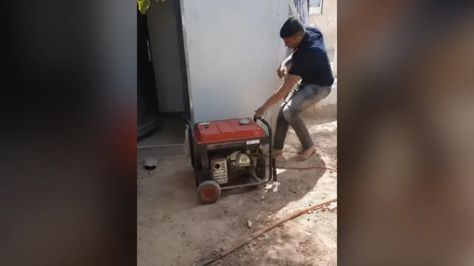 צעיר מפעיל גנרטור ברהט. למצולם אין קשר לכתבה