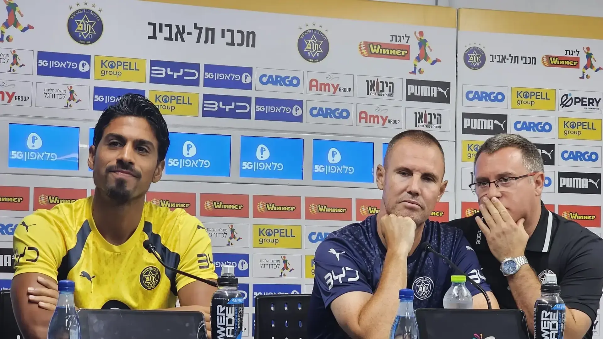 מאמן מכבי תל אביב קני מילר לצד דור פרץ