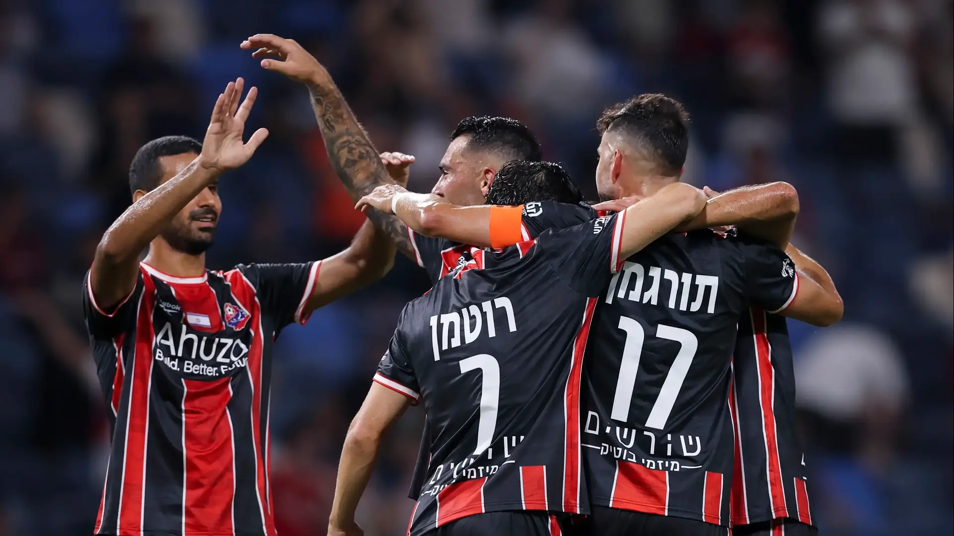 שחקני הפועל חיפה חוגגים מול הפועל באר שבע