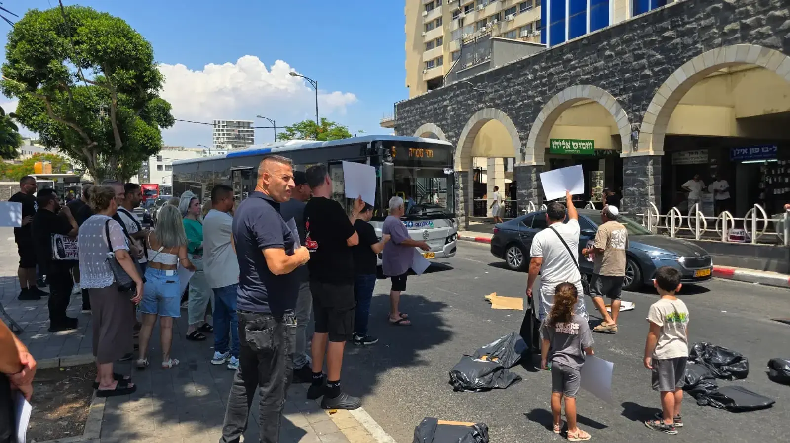 בעלי עסקים בטבריה יצאו לרחוב והפגינו נגד חיובי "פסולת עודפת" שהוטלו עליהם, 16 באוגוסט 2026