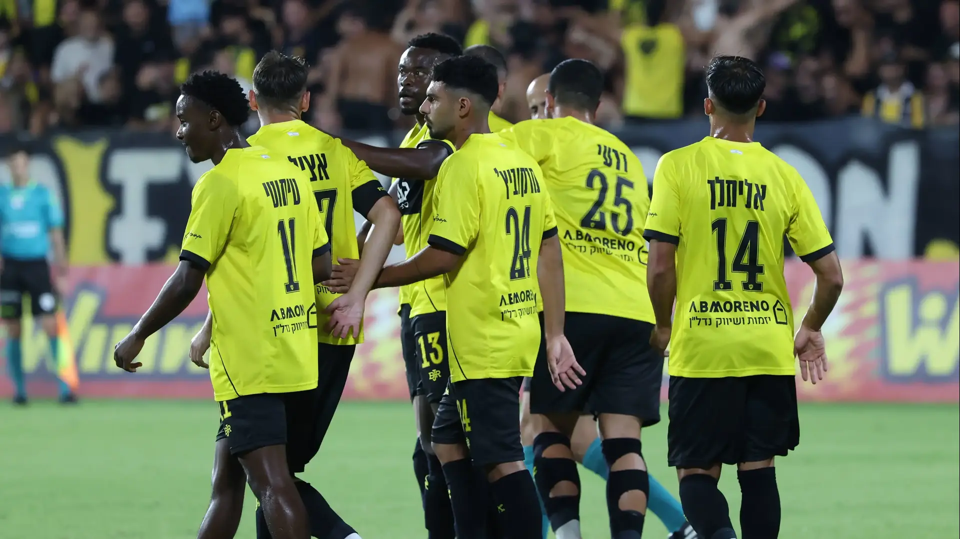 שחקני בית"ר ירושלים חוגגים