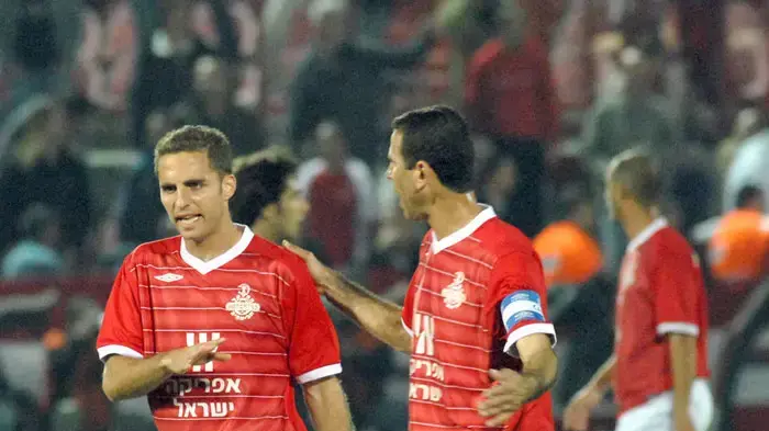 שחקני הפועל תל אביב וואליד באדיר עם טל חן