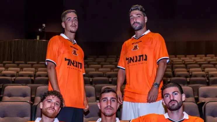שחקני בני יהודה מציגים את חולצת הבית החדשה שחקני בני יהודה מציגים את חולצת הבית החדשה