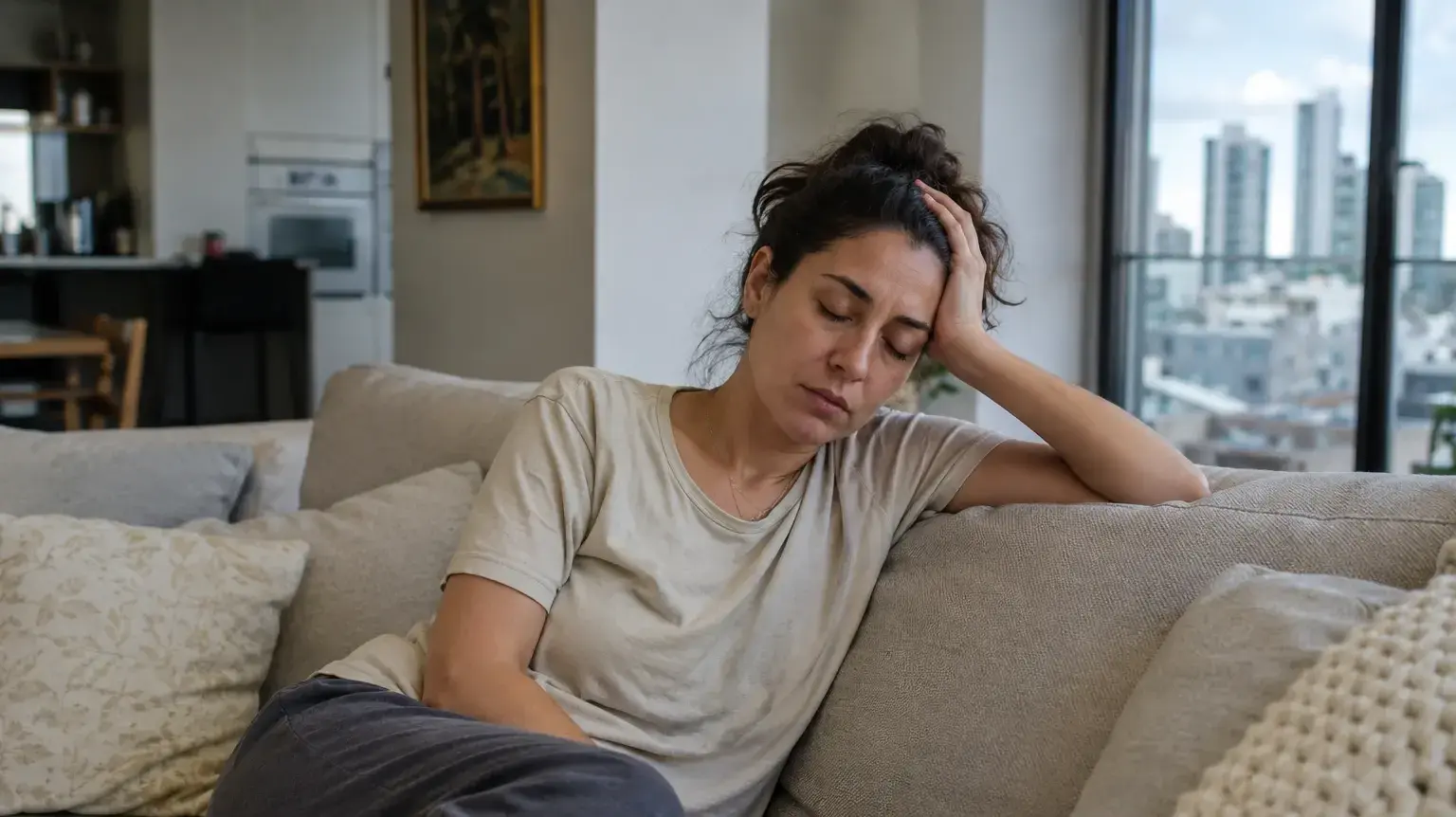 אישה עייפה חולה לא מרגישה טוב עם כאב ראש