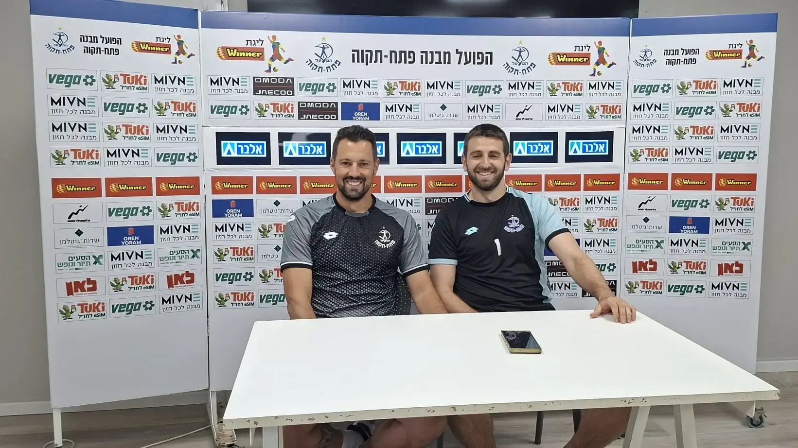 מאמן הפועל פתח תקווה עומר פרץ עם השוער עומר כץ