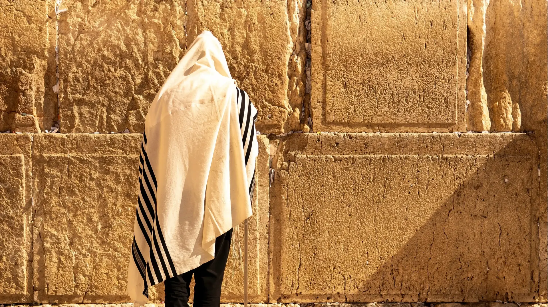 יהודי מתפלל מול הכותל המערבי