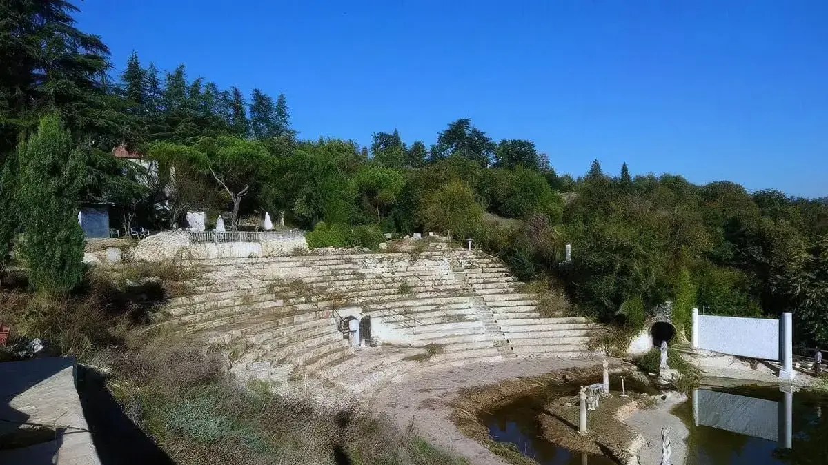 האמפיתיאטרון המזויף בעיירה ארקוניאנו באיטליה