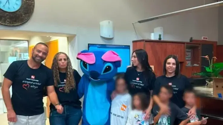 עובדי חברת החשמל של מרחב נגב בהתנדבות לבית האבות של האגודה למען הקשיש בבאר שבע
