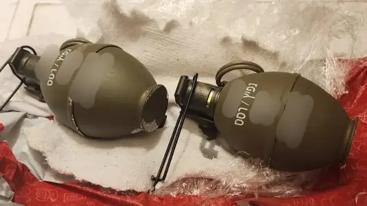 רימונים וכלי נשק שנתפסו בחשד שהיו מעורבים בפרשת מוסלי - ג'פניקה
