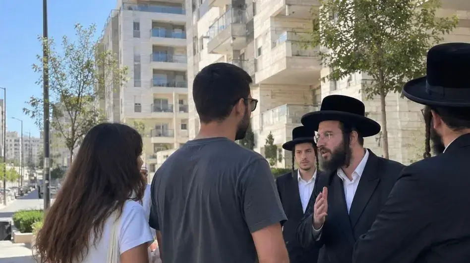 חילונים וחרדים בשכונת הסופרים בבני ברק