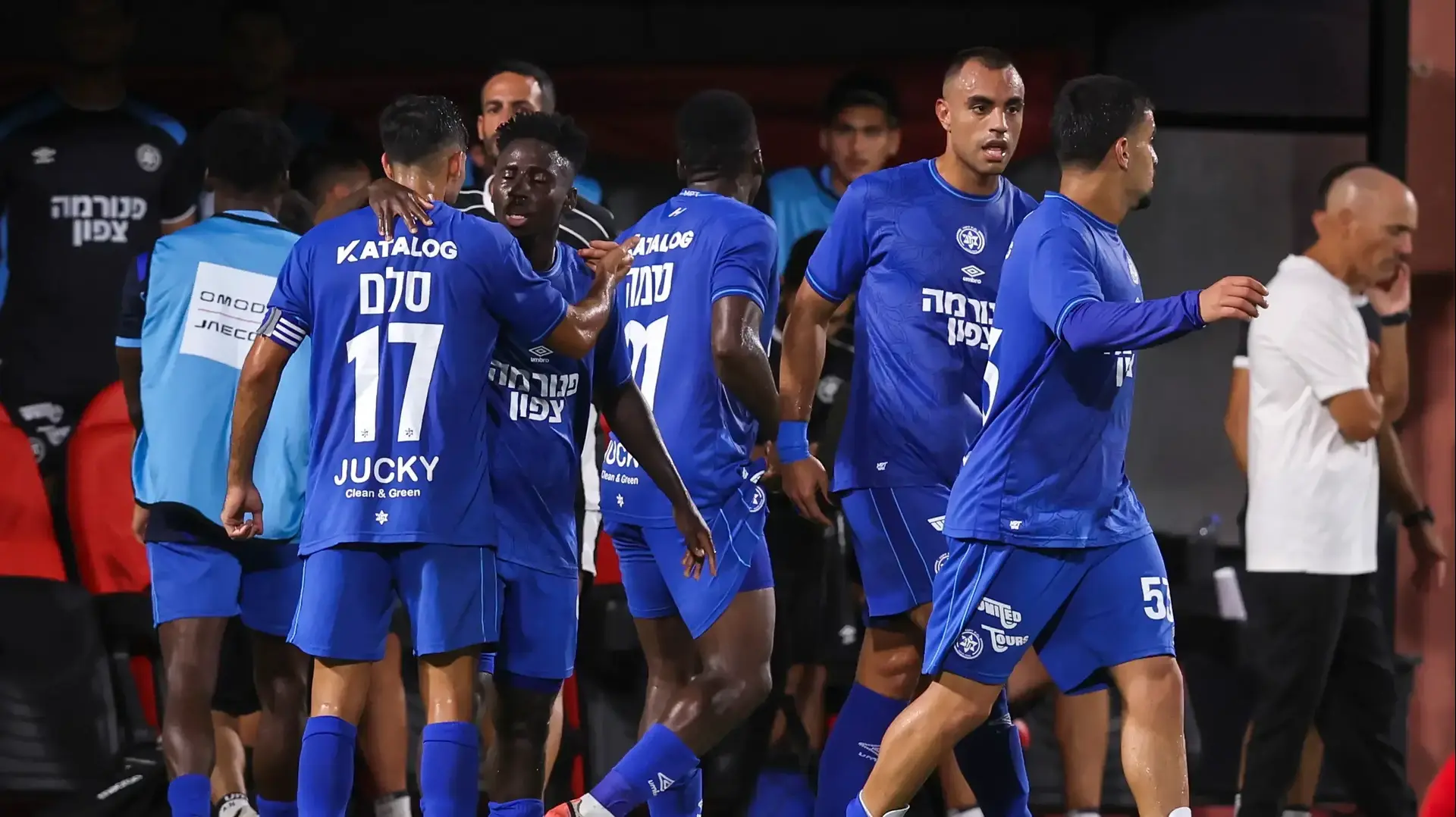 שחקני מכבי פתח תקוה חוגגים עם סמואל אווסו