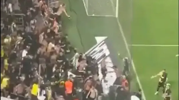 אוהדים של בית"ר ירושלים מתפרעים במהלך התבוסה לנתניה