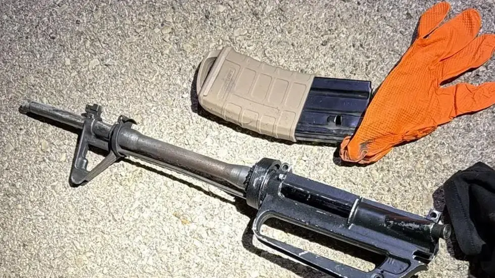 נשק M16 שאותר בתיק של החשוד בתום מרדף מכוחות המשטרה, מחלף בית רימון, 10 באוגוסט 2026