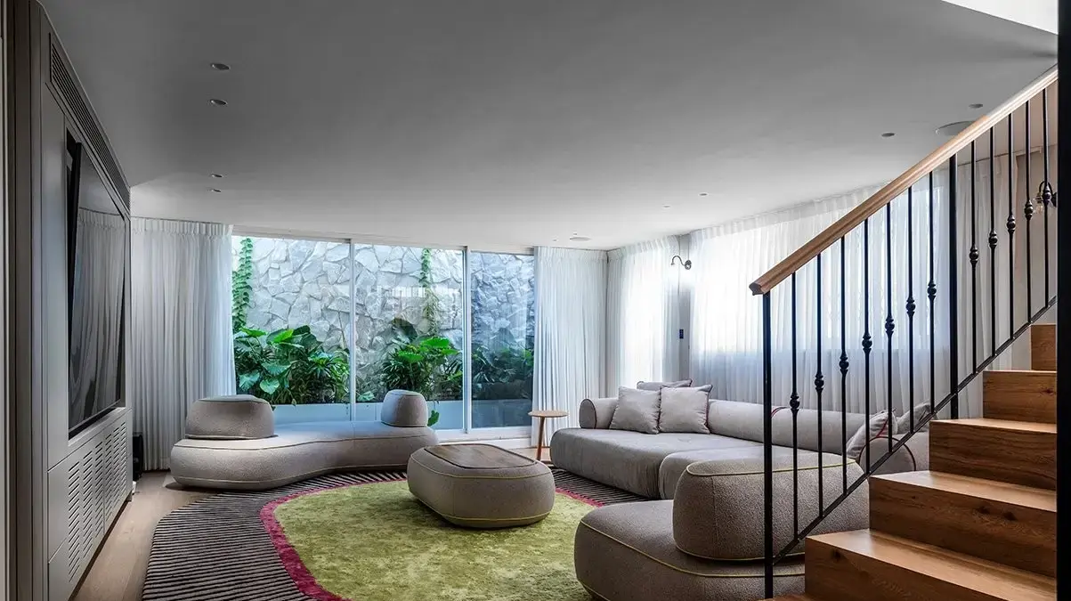 עיצוב מעוגל ומחבק של שירלי דן עם שטיח של Rugs&Co שגם הוא מעגל פינות