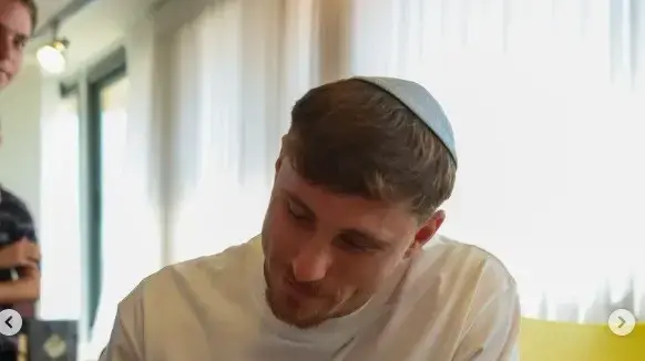 גבי קניקובסקי חותם על חוזהו החדש במכבי תל אביב