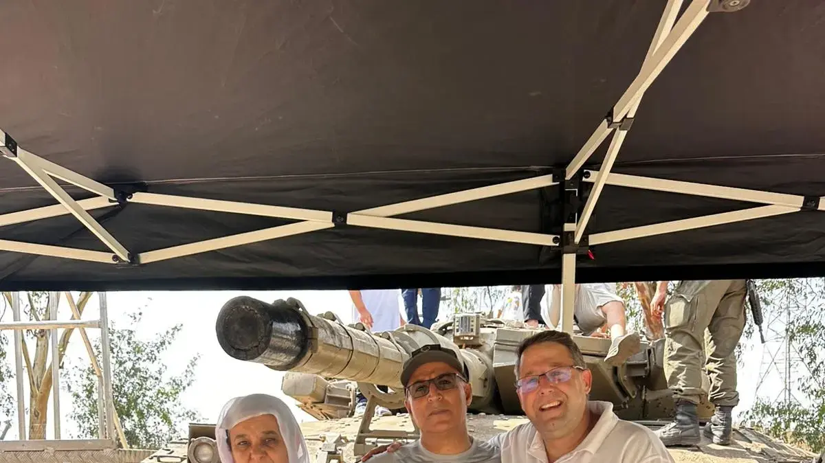 חוסאם במרכז, חלאדה מנהלת הרווחה של הכפר ושני הגברים מימין לשמאל: יו"ר עמותת ברק חטיבה 188 רועי שפשוניק ויו"ר אגודת הספורט של העיוורים יו"ר ברוך כהן