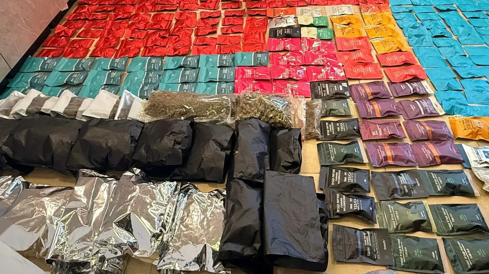 סמים במשקל עשרות ק"ג נתפסו בפעילויות של שוטרי תחנת בנימין ממחוז ש"י. כ-17 ק"ג מהם, נתפסו בדירה אחת בתל אביב.