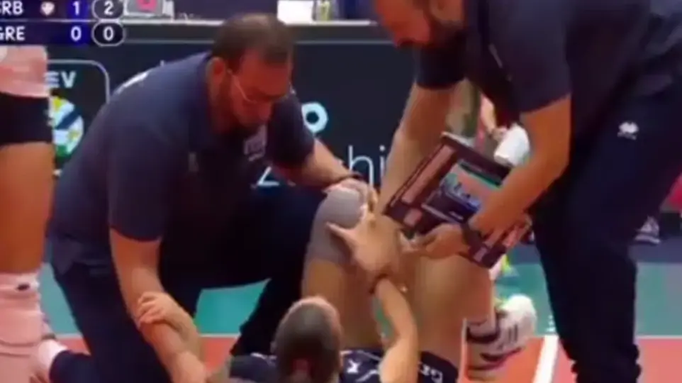 שחקנית נבחרת יוון בכדורעף, גאורגיה אנגלופולו, נפצעה וזעקה מכאבים