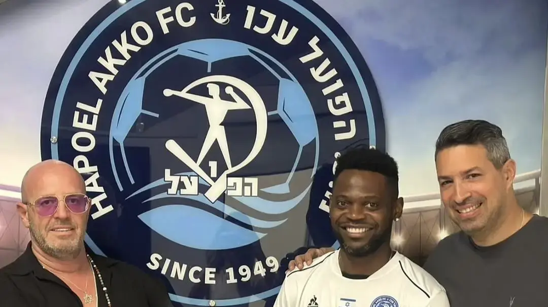 מאוויס צ׳יבוטה שחקן הפועל עכו לצד סוכנו אדם קידן והבעלים צחי נקש