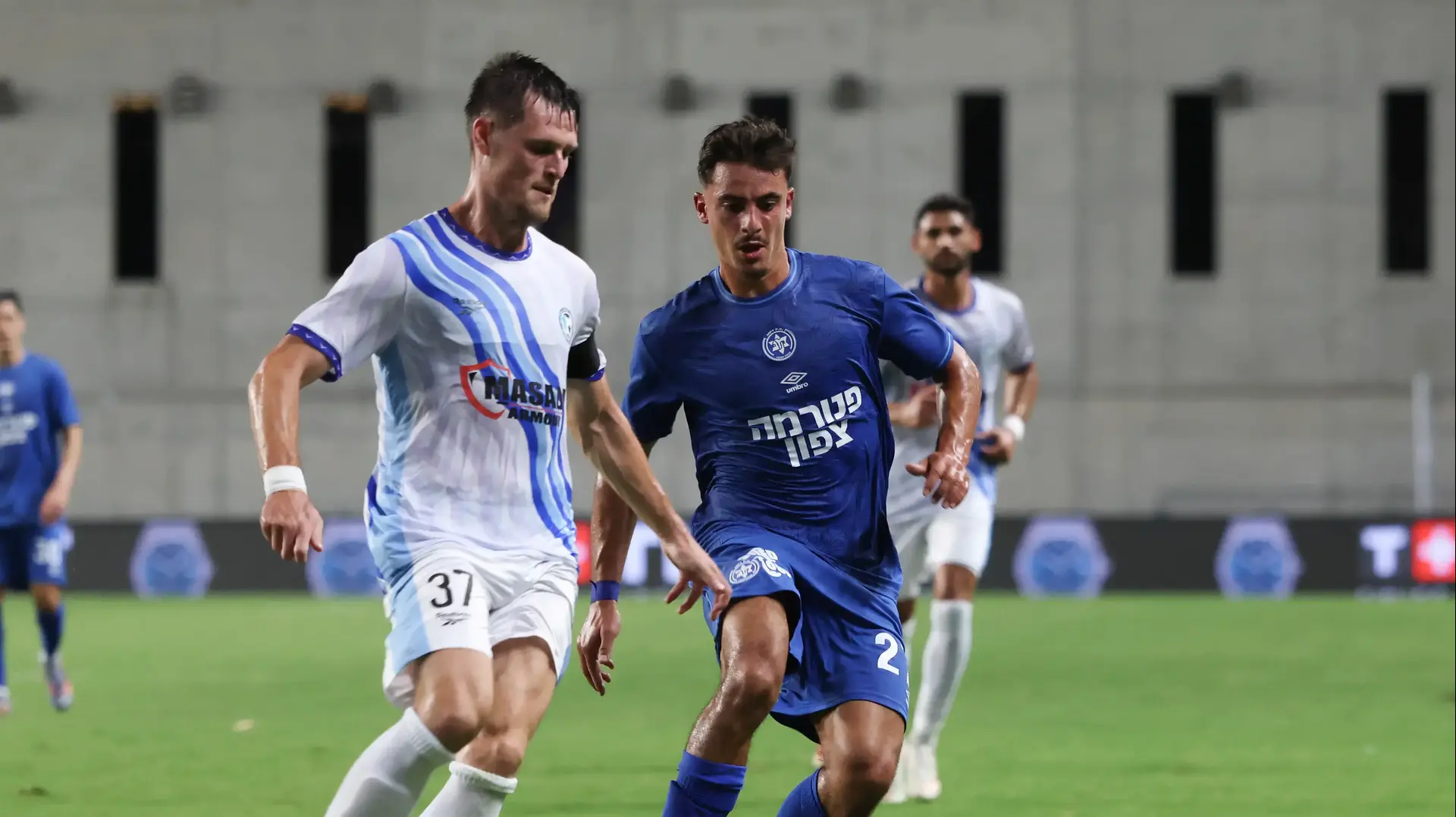 אונדז'יי באצ'ו שחקן עירוני טבריה מול יואב קורן שחקן מכבי פתח תקוה