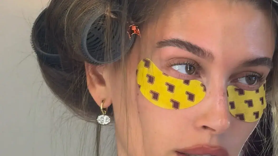 היילי ביבר עם רטיות עיניים