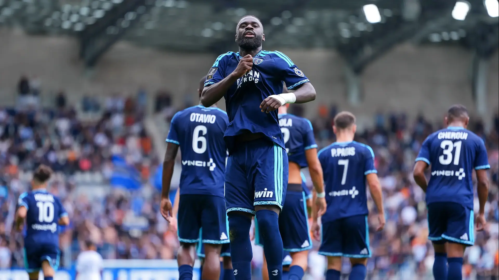 לאסין סינאיוקו שחקן פריז FC חוגג שער לאסין סינאיוקו שחקן פריז FC חוגג שער