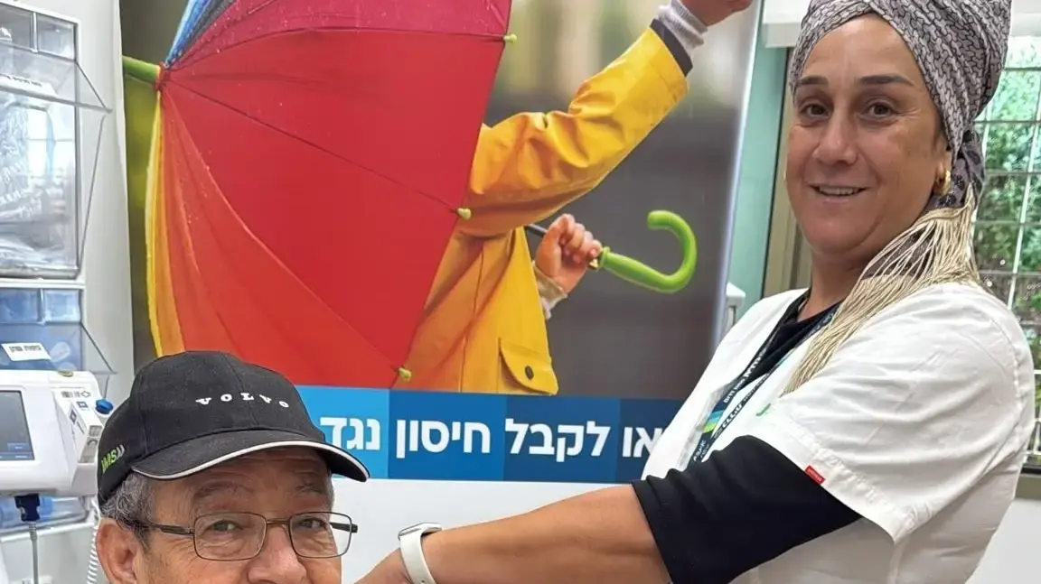 מבצע חיסוני השפעת של כללית לחורף נפתח בדרום - האחות סיגלית ביתן, במרפאת כללית נחל עשן באר שבע