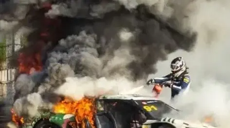 הרכב התפוצץ במירוץ, היריב עצר הכל - והציל את חיי יריבו