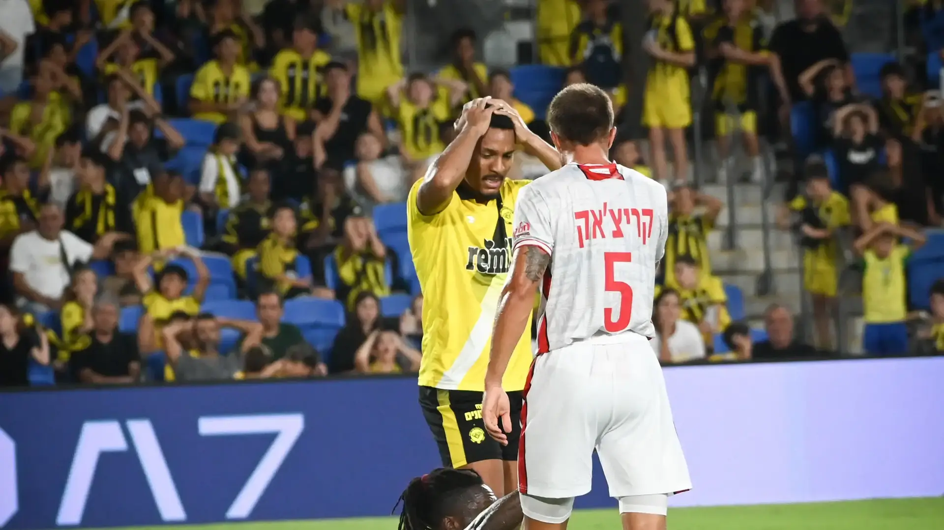 איבן קריצ'אק שחקן הפועל חיפה מול מתאוס דאבו שחקן מכבי נתניה