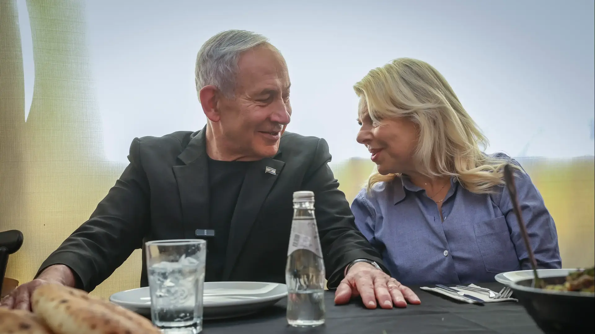 בנימין נתניהו עם רעייתו שרה נתניהו,אוכלים במסעדה, צפת, 9 בספטמבר 2026