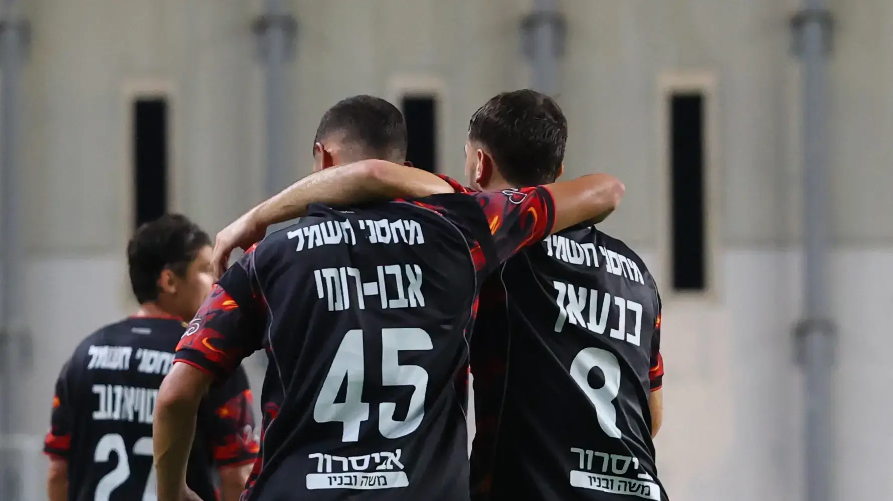 חמודי כנעאן ושחקני הפועל באר שבע חוגגים עם אבו רומי