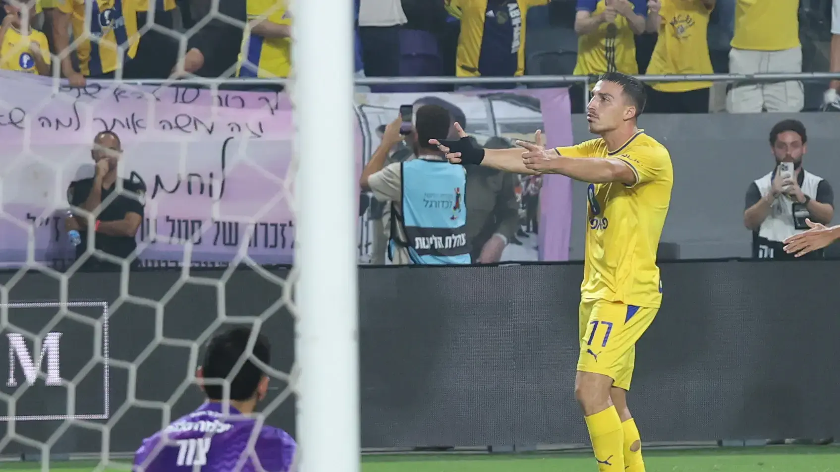 אושר דוידה שחקן מכבי תל אביב חוגג מול הפועל תל אביב