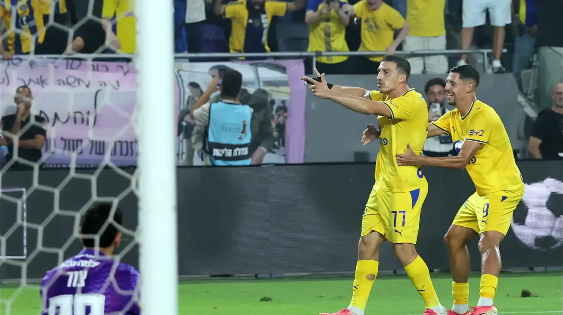 אושר דוידה שחקן מכבי תל אביב חוגג מול הפועל תל אביב