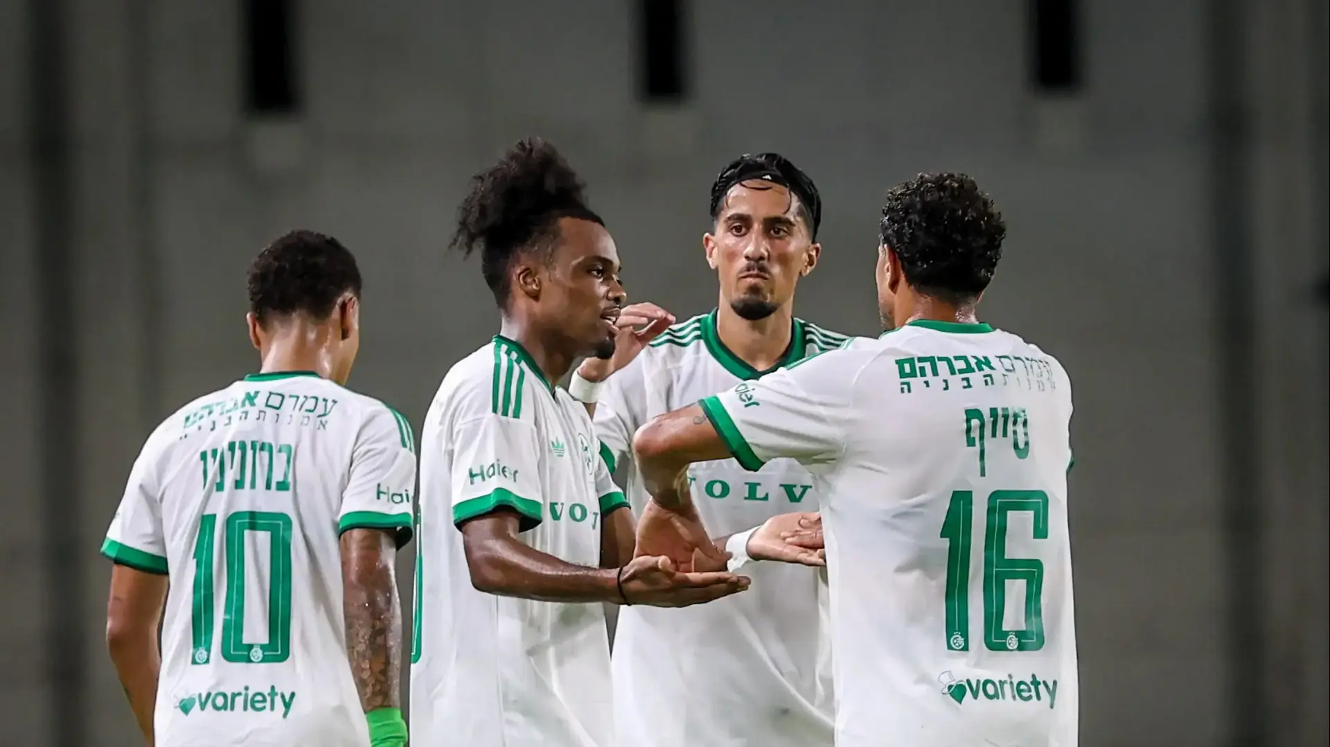 שחקני מכבי חיפה חוגגים עם פדרו ברזאו
