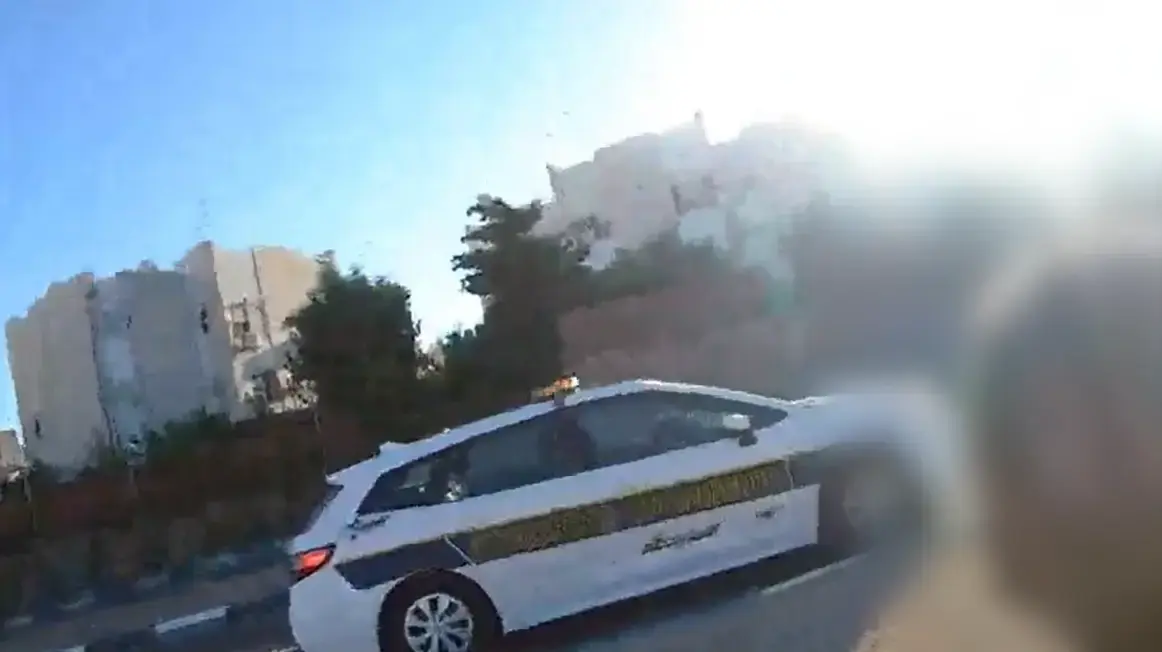 תיעוד | נהג ללא רישיון, נמלט מהשוטרים ואיים: "אני אשרוף לך את הילדים"