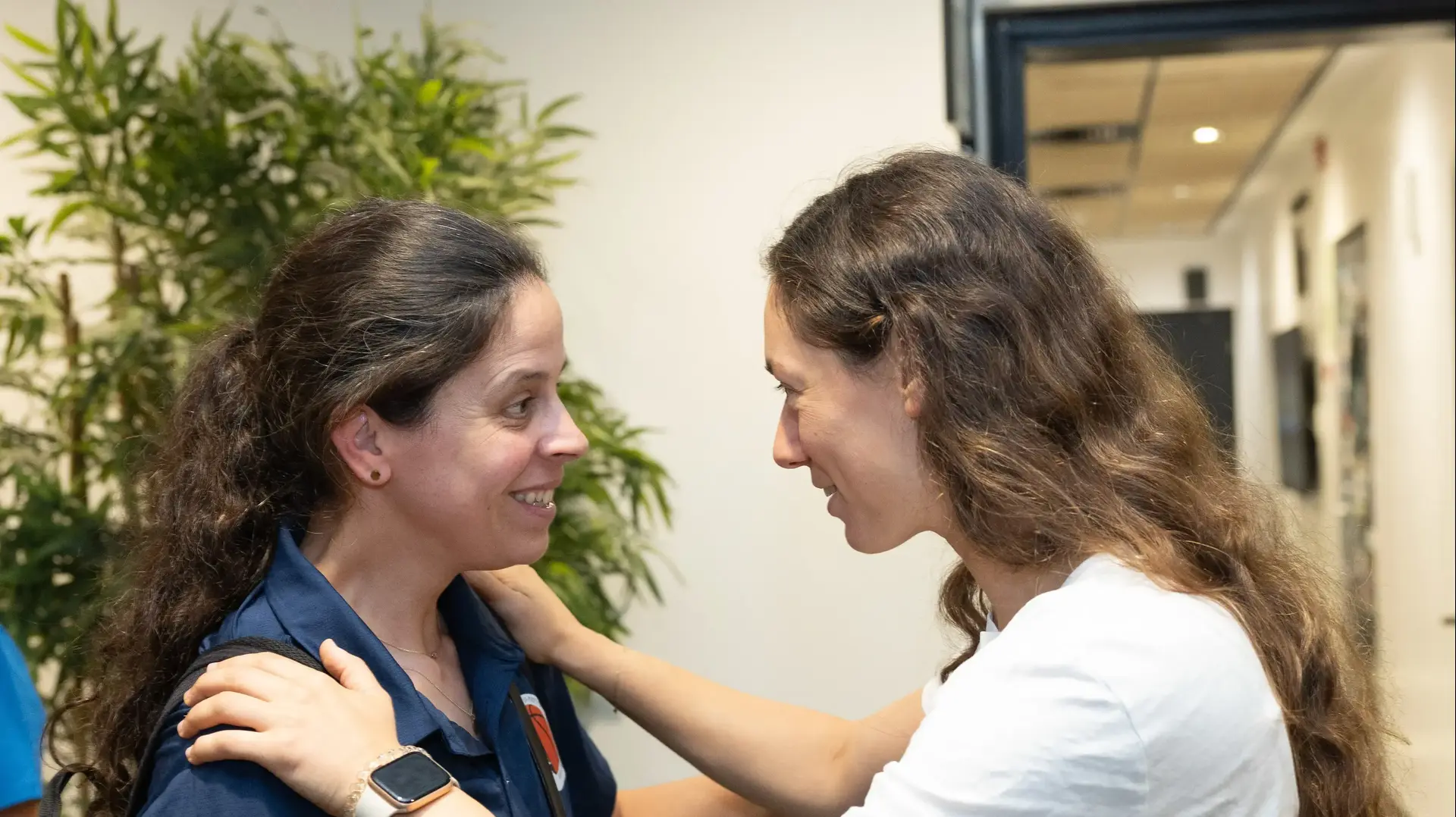 עדן רוטברג מאליצור חולון עם נעמי קולודני מאמנת מכבי רמת גן