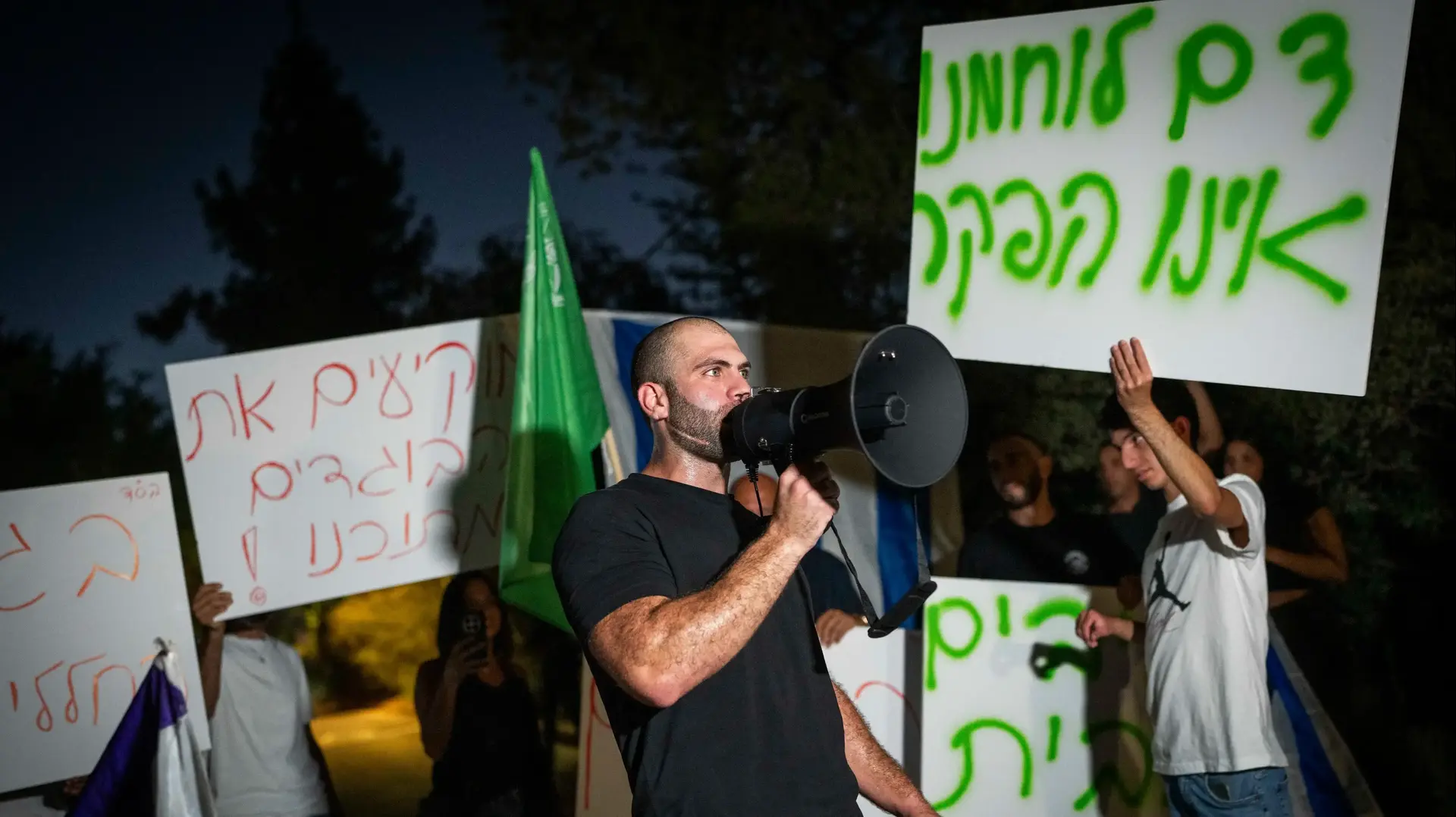 מפגינים מול בית הוריה של הבמאית רחל שור יוצרת הסרט נז"א, סביון, 16 בספטמבר 2026