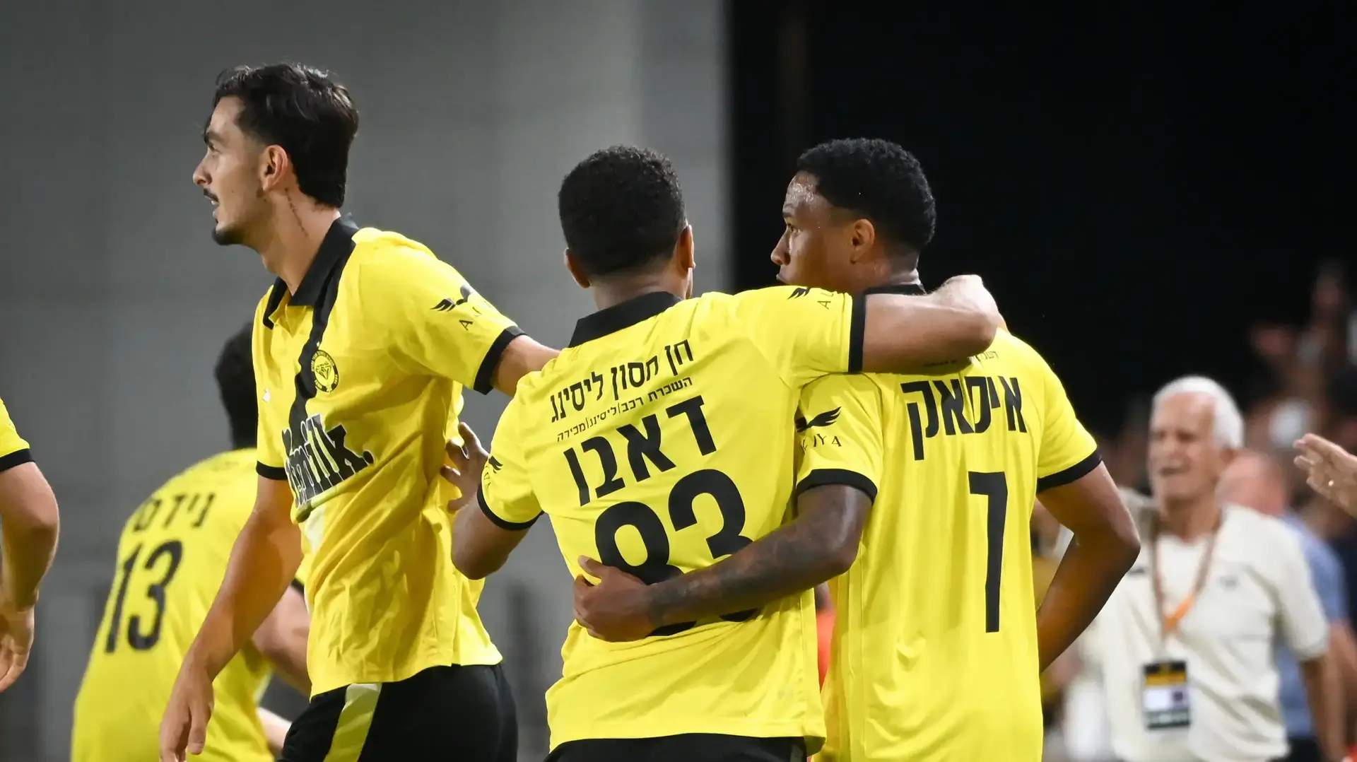 שחקני מכבי נתניה חוגגים