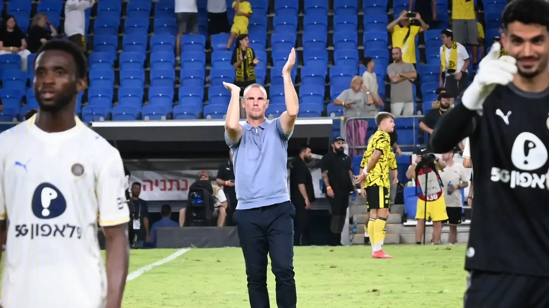 קני מילר חוגג את הניצחון של מכבי תל אביב קני מילר חוגג את הניצחון של מכבי תל אביב