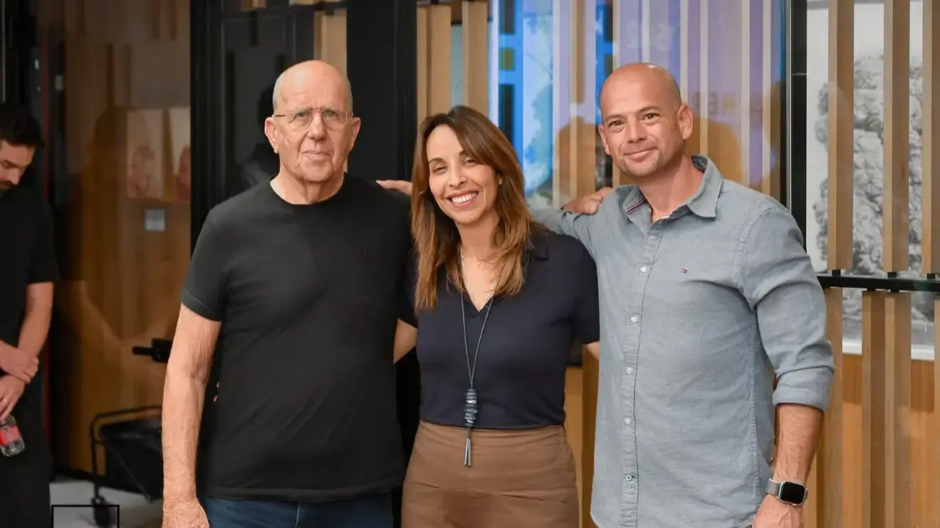 מימין לשמאל: ירון זולצבכר, מייסד ומנכ"ל היי ליפט, שרית שגב מנהלת סקטור תעשייה, מסחר ומלונאות בחטיבה העסקית בבנק הפועלים וברוך פרנס מייסד סקייליין עגורנים