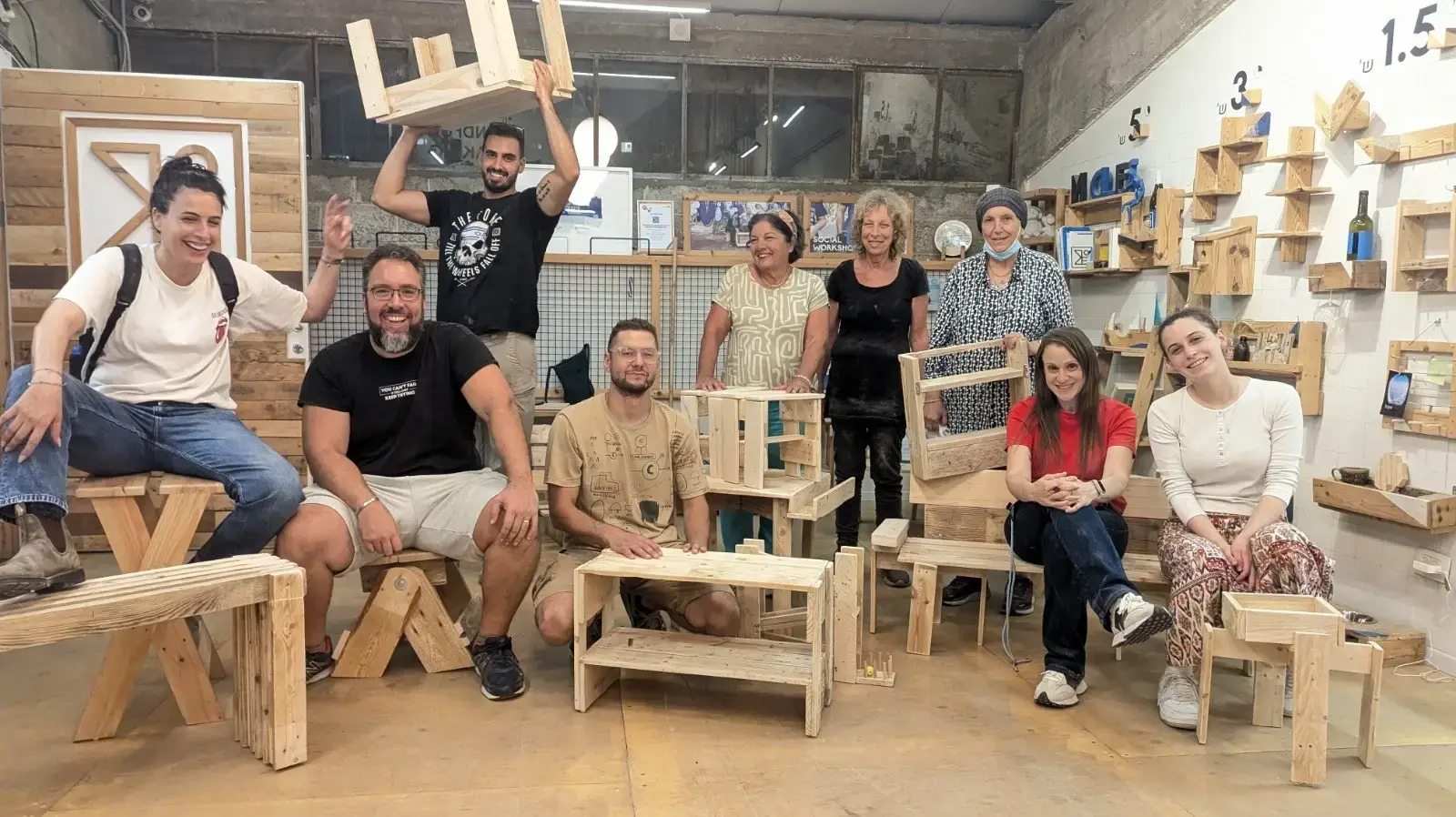 MOLET הופכים משטחי עץ משומשים לרהיטים ומוצרים מעוצבים