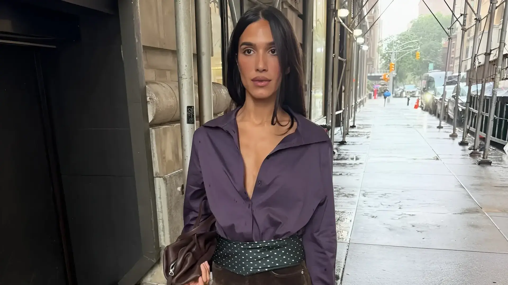 רו ברהמנד עם חגורת אבנט מבד
