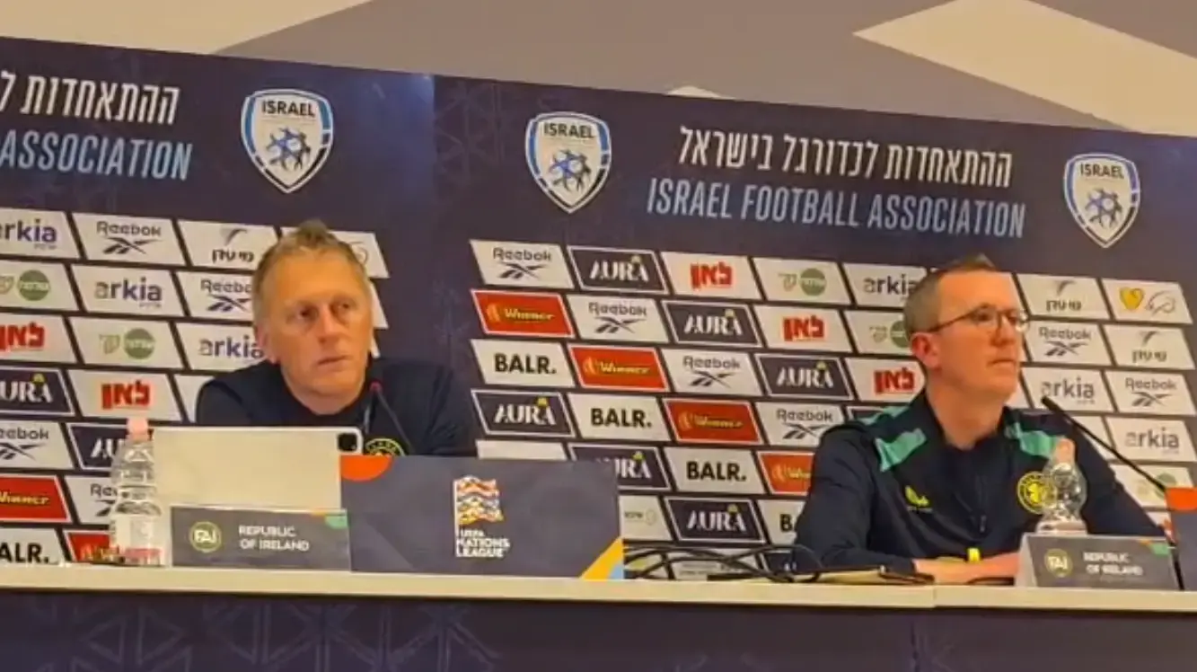 היימיר האלגרימסון מאמן נבחרת אירלנד לצד יו"ר ההתאחדות במסיבת עיתונאים היימיר האלגרימסון מאמן נבחרת אירלנד לצד יו"ר ההתאחדות במסיבת עיתונאים