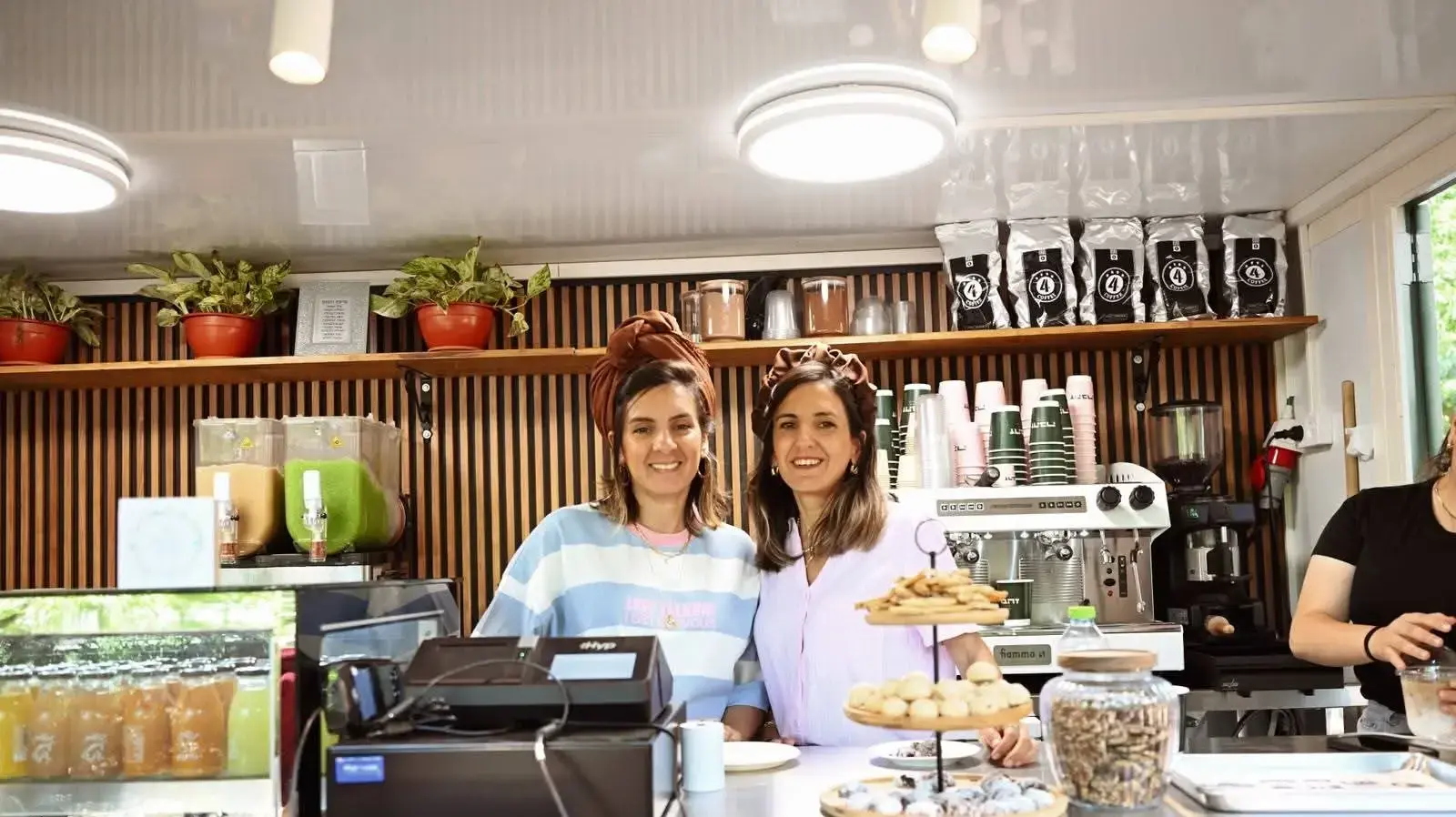 החזירו תקווה לאזור הנטוש. מימין - שירה מלכה, משמאל- עדי איפרגן