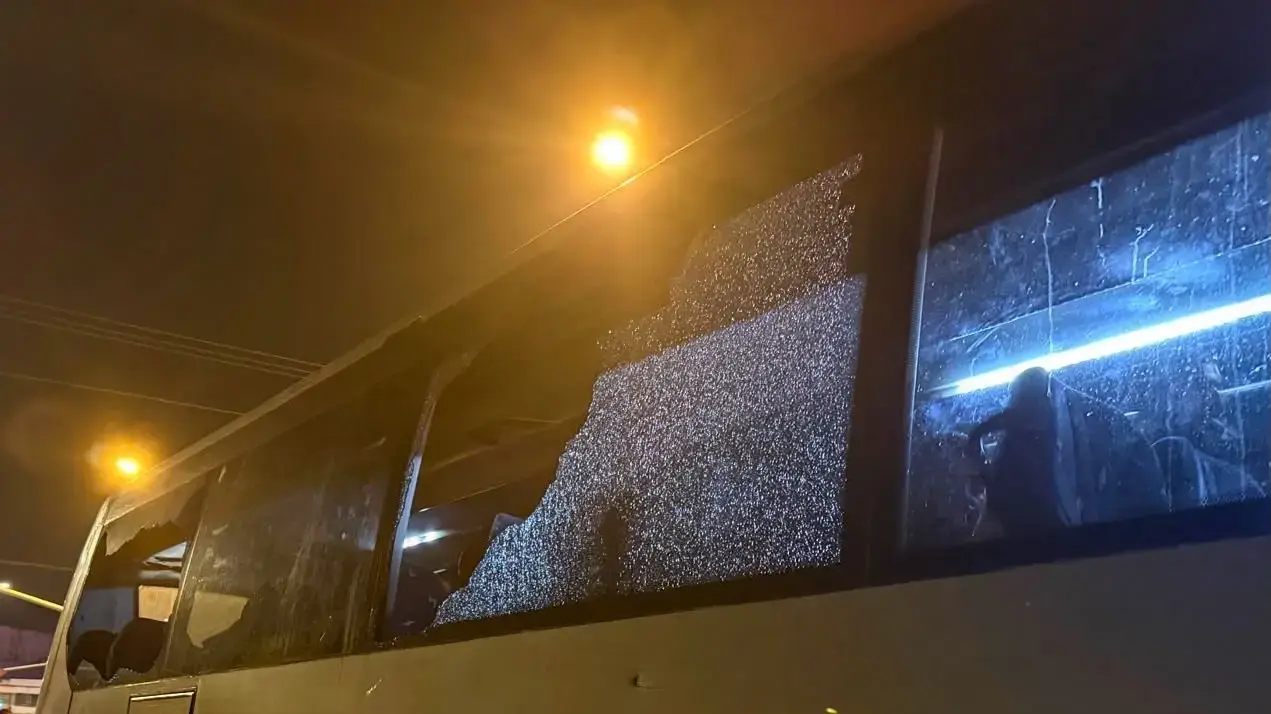 אוטובוס של אוהדי בני סכנין נרגם באבנים אחרי המשחק מול מכבי תל אביב