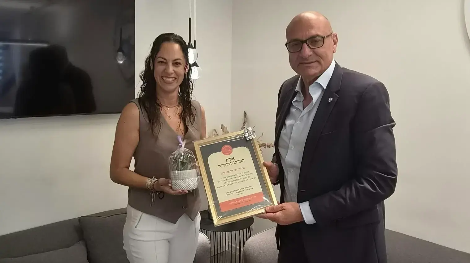 שינו זוארץ יו"ר ההתאחדות לכדורגל עם שגית בכנר, מייסדת פורום נשות המילואימניקים