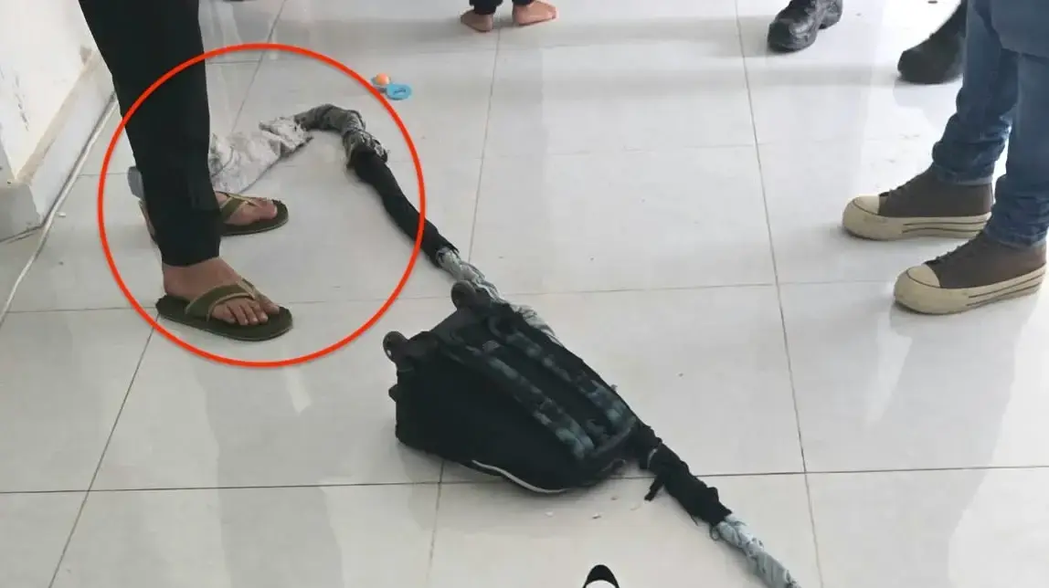 אדם נמצא כפות בשרשראות לעמוד בטון בבית בתל שבע