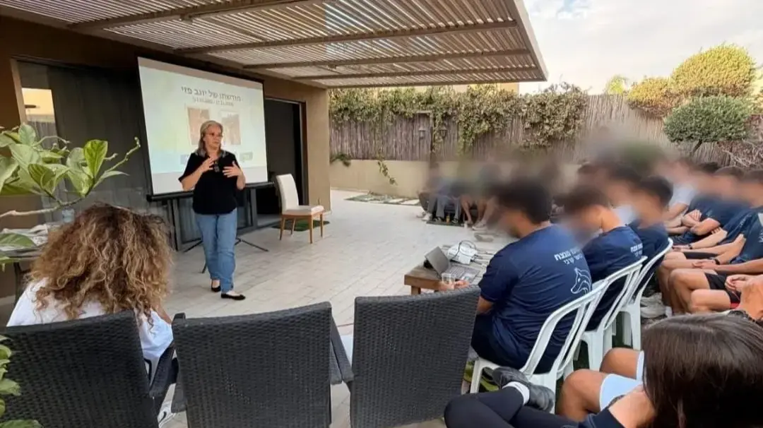 חיותא פזי בהרצאה בפני בני הנוער עם המסר העוצמתי של בנה סרן יוגב פזי ז״ל