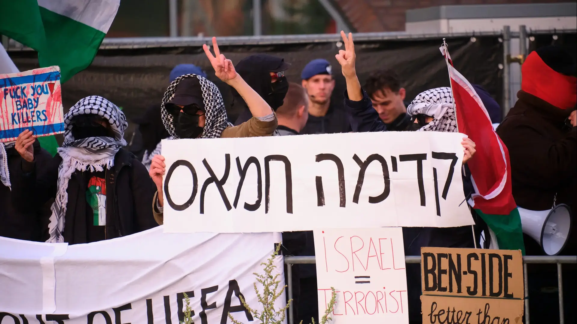 הפגנה אנטי ישראלית לפני המשחק של הפועל באר שבע בהולנד מול אלקמאר