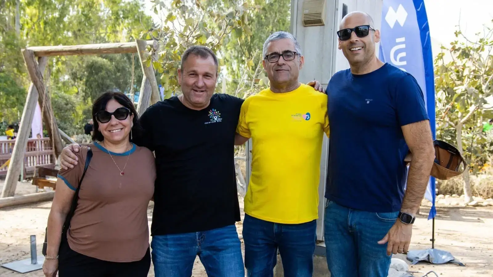 מימין: ליאור רביב, משנה למנכ״ל ראש החטיבה הפרטית בישראכרט, אייל בן-חיים משנה למנכ״ל ראש החטיבה העסקית בישראכרט, אלון בריקמן מנכ״ל עמותת אלון ואלה, לימור שאקו סמנכ״ל משאבי אנוש בישראכרט